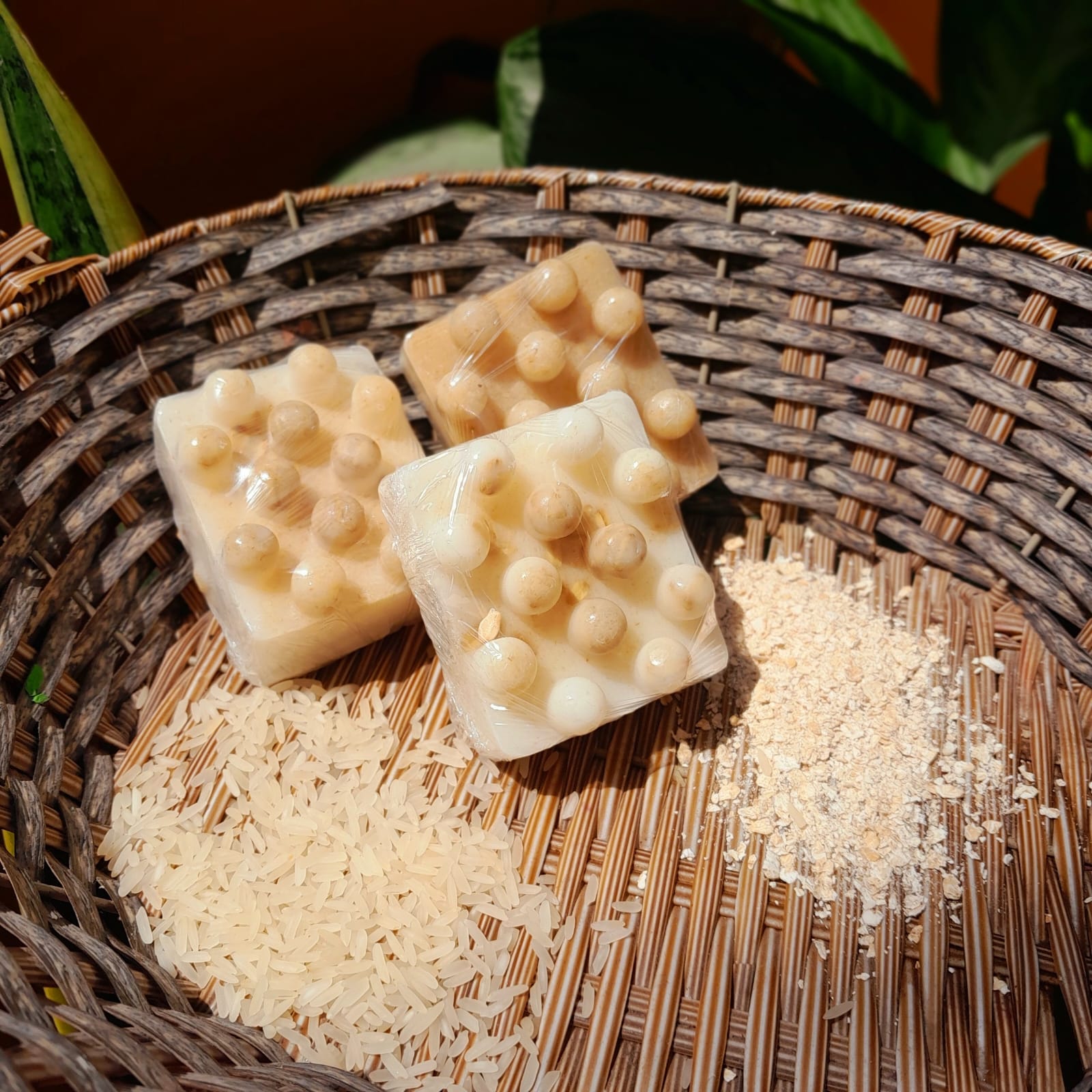 Jabón Exfoliante de Arroz con Avena y Maracuyá