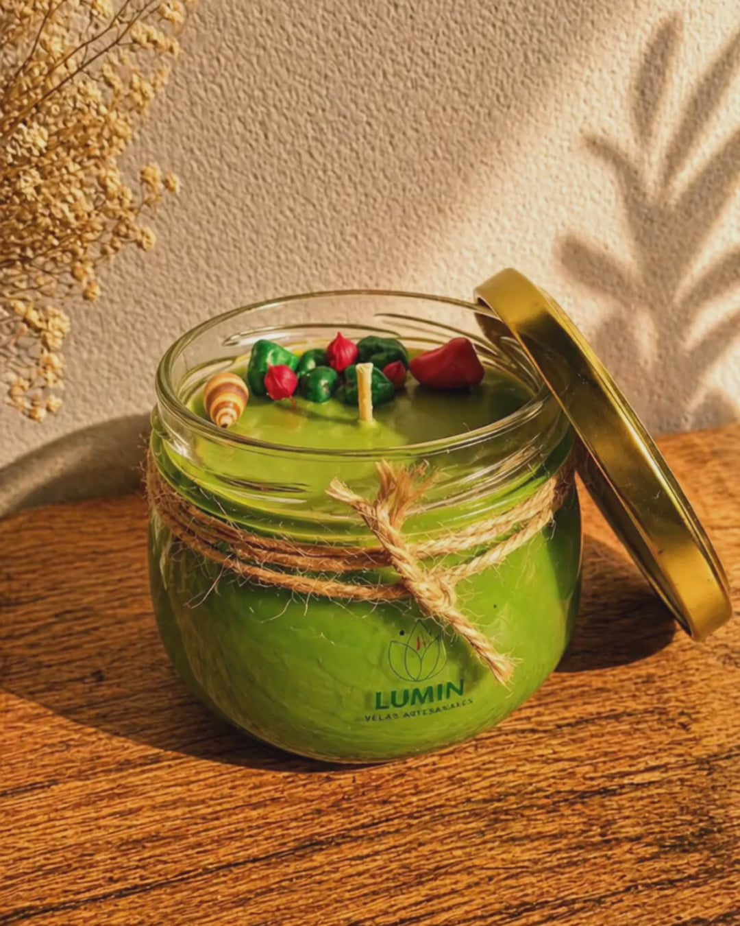 En Lumin encuentras una hermosa variedad de velas aromáticas como esta vela de eucalipto menta un aroma refrescante🕯️
Perfectas para recuerdos de eventos como baby shower, bodas, 
cumpleaños, comunión, bautizos y misas… o simplemente para regalar y llenar tu hogar de un aroma especial 💛
Todas nuestras velas están hechas con amor y pensadas para crear momentos únicos ✨
📲 Haz tu pedido al 952336363
🛒 Compra online: www.lumin.com.pe
🌐 Descubre más en nuestras redes:
TikTok: @lumin.com.pe
YouTube: Lumin Ve